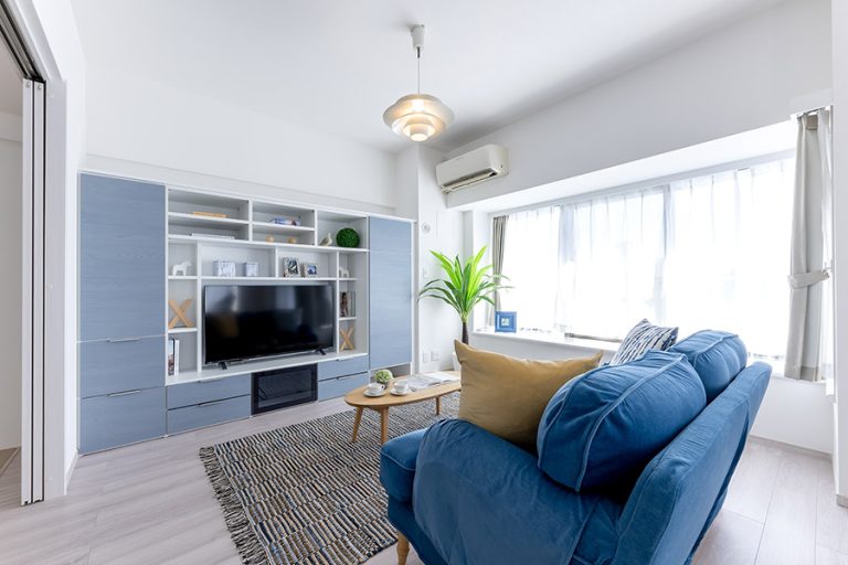 白をベースに、ブルーグレーの建具がアクセントのリビング