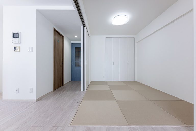 フローリングと相性の良い半畳ヘリなし畳、間仕切り扉を開ければLDKと一つながりの空間に