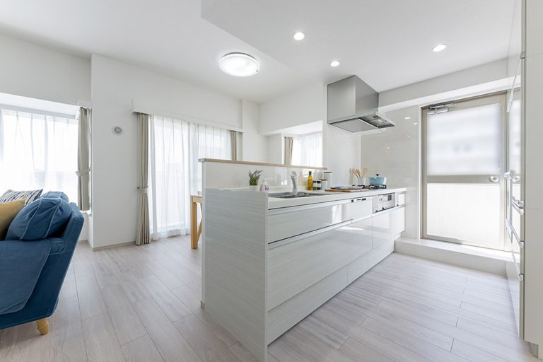 吊戸棚をとって、すっきりとしたキッチン