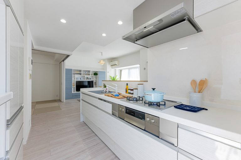 キッチン背面には揃いのカップボードを配置して、家電や食器類をまとめて収納できるようにしました。