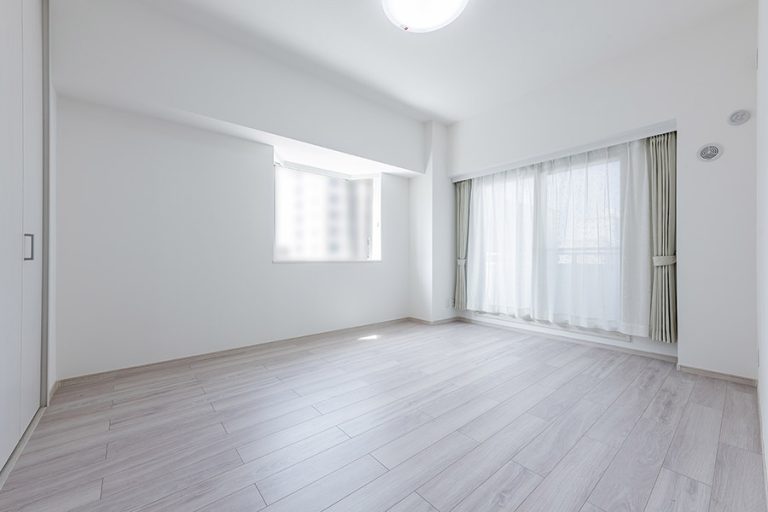 白を基調とした洋室