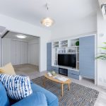 白を基調とし、ブルーグレーをアクセントとしたリビング