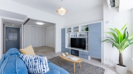 白を基調とし、ブルーグレーをアクセントとしたリビング