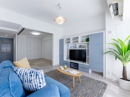 白を基調とし、ブルーグレーをアクセントとしたリビング