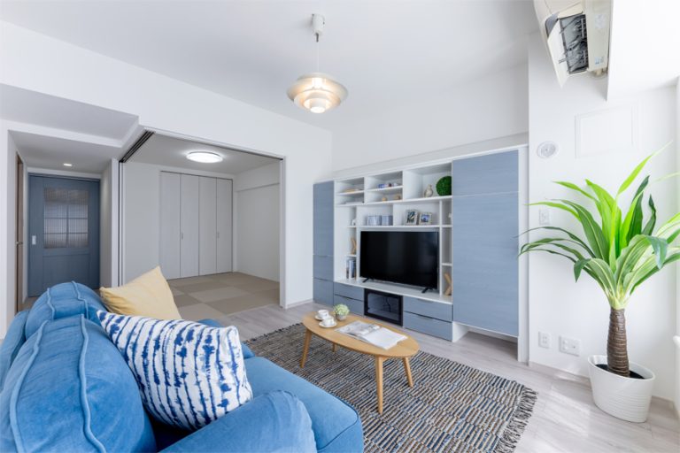 白を基調とし、ブルーグレーをアクセントとしたリビング