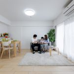 リビングでくつろぐ家族