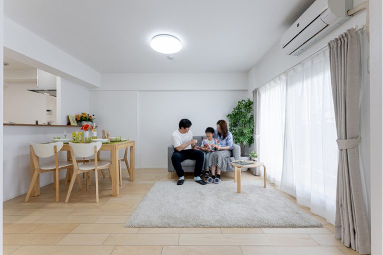 リビングでくつろぐ家族