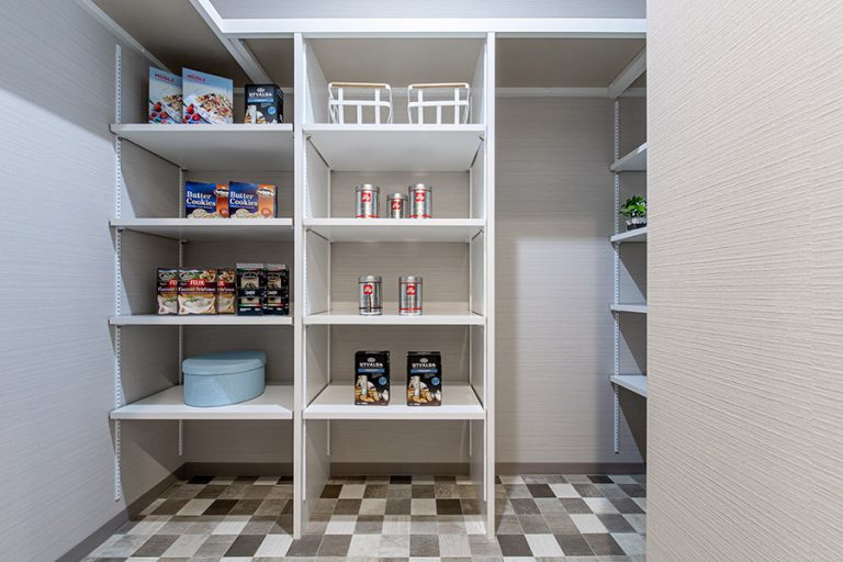 キッチン向いの納戸は、可動棚を設置し衣類や小物だけでなく、日用品も仕舞えるようにしました。