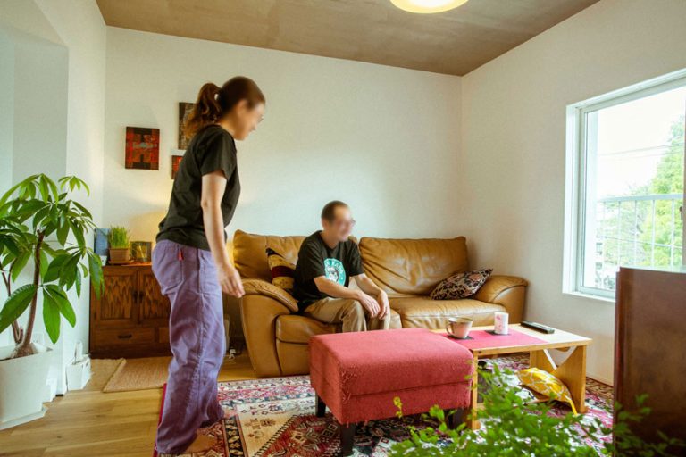 リビングでくつろぐ夫婦