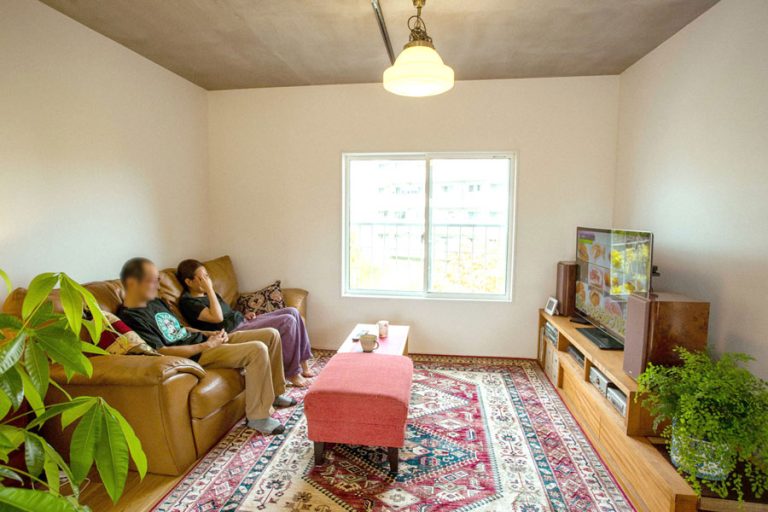 リビングでテレビを見る夫婦