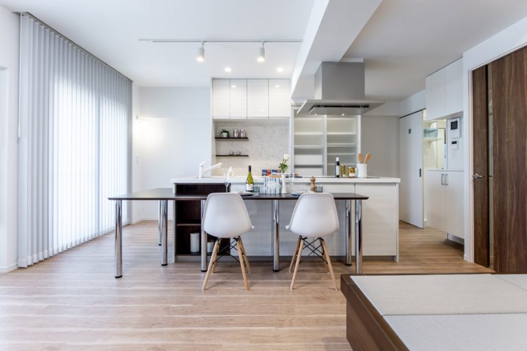 アイランドキッチンとダイニング