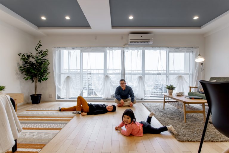 リビングでくつろぐ家族