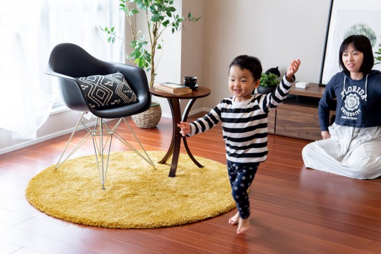 リビングで走る子ども