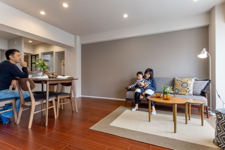 リビングで過ごす家族