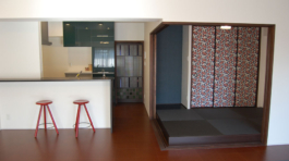 15㎝高くした小上がりの和室は茶道や着付けを楽しめるようにつくりました。レトロな雰囲気の襖など大正ロマンを感じさせる雰囲気に仕上げました。