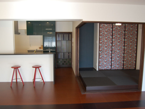 15㎝高くした小上がりの和室は茶道や着付けを楽しめるようにつくりました。レトロな雰囲気の襖など大正ロマンを感じさせる雰囲気に仕上げました。