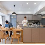 キッチンで食事をする家族