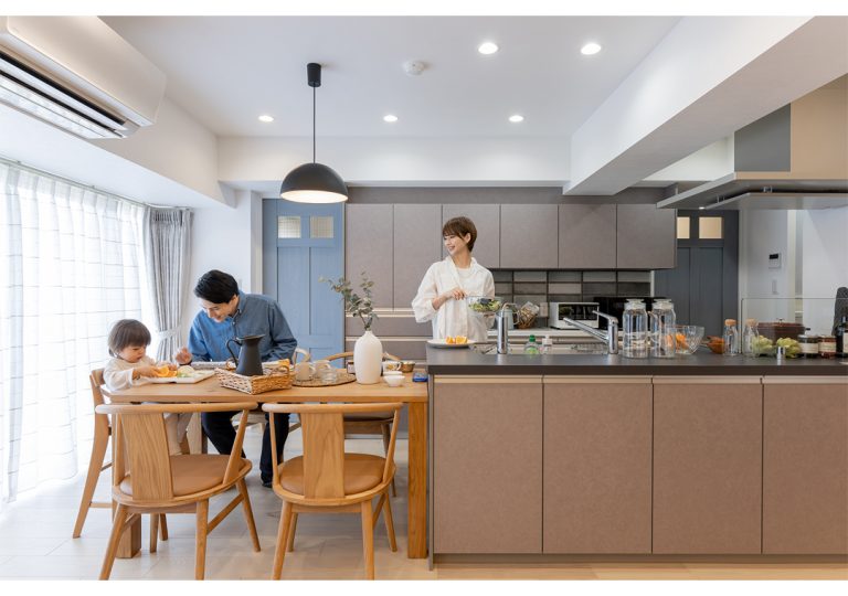 キッチンで食事をする家族