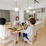 ダイニングで食事をする女性