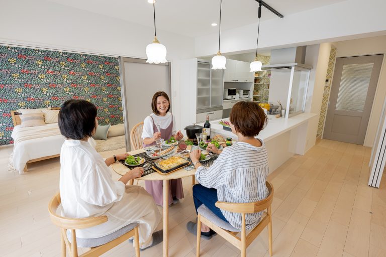 ダイニングで食事をする女性