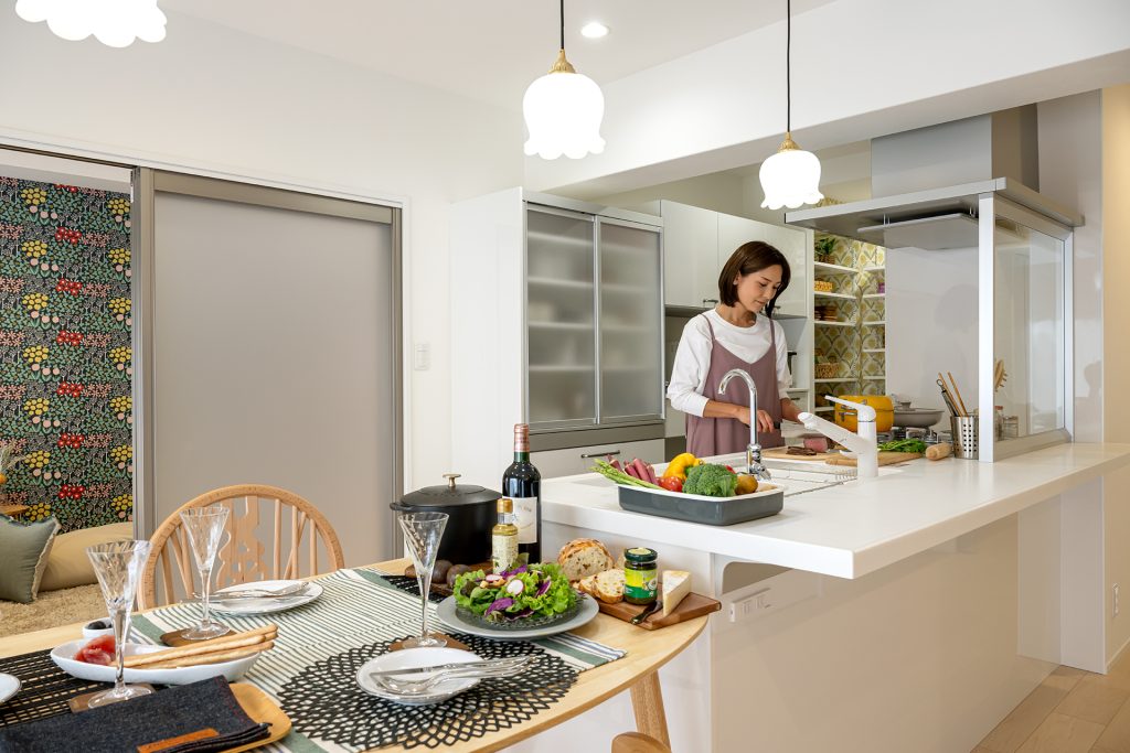 広いキッチンで料理する女性