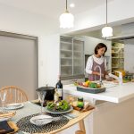 広いキッチンで料理する女性