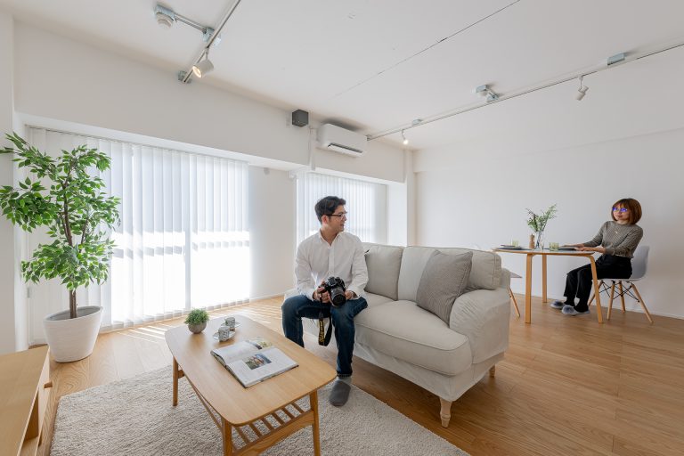 広々としたリビングで会話する夫婦