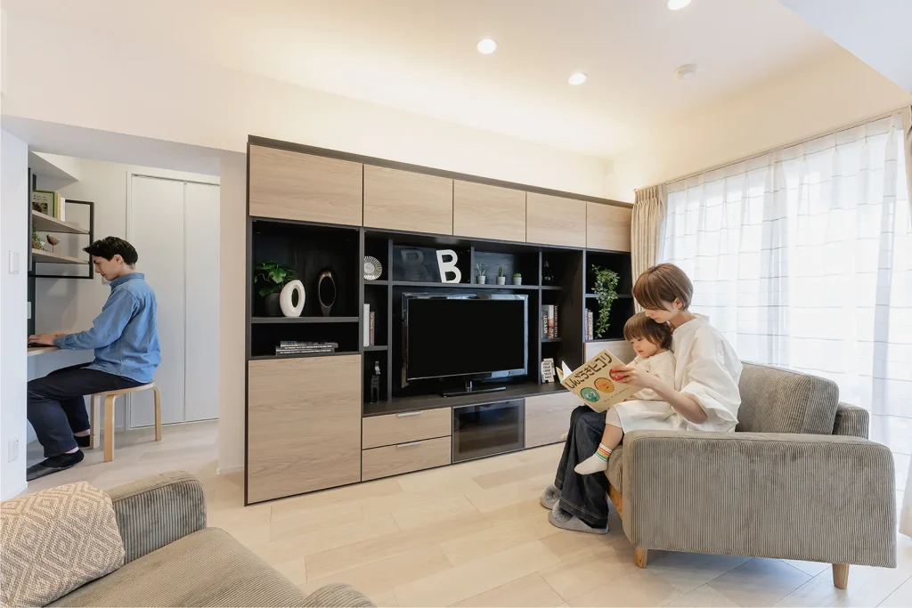 リビングで過ごす家族