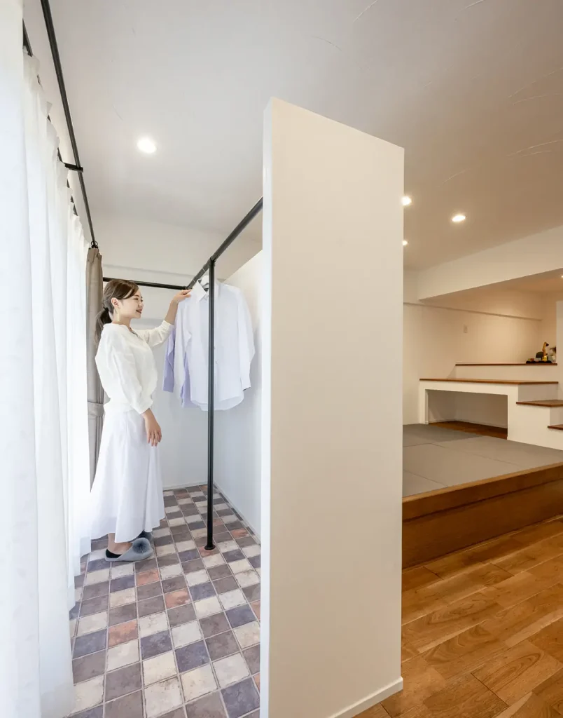 洗濯物を干す女性