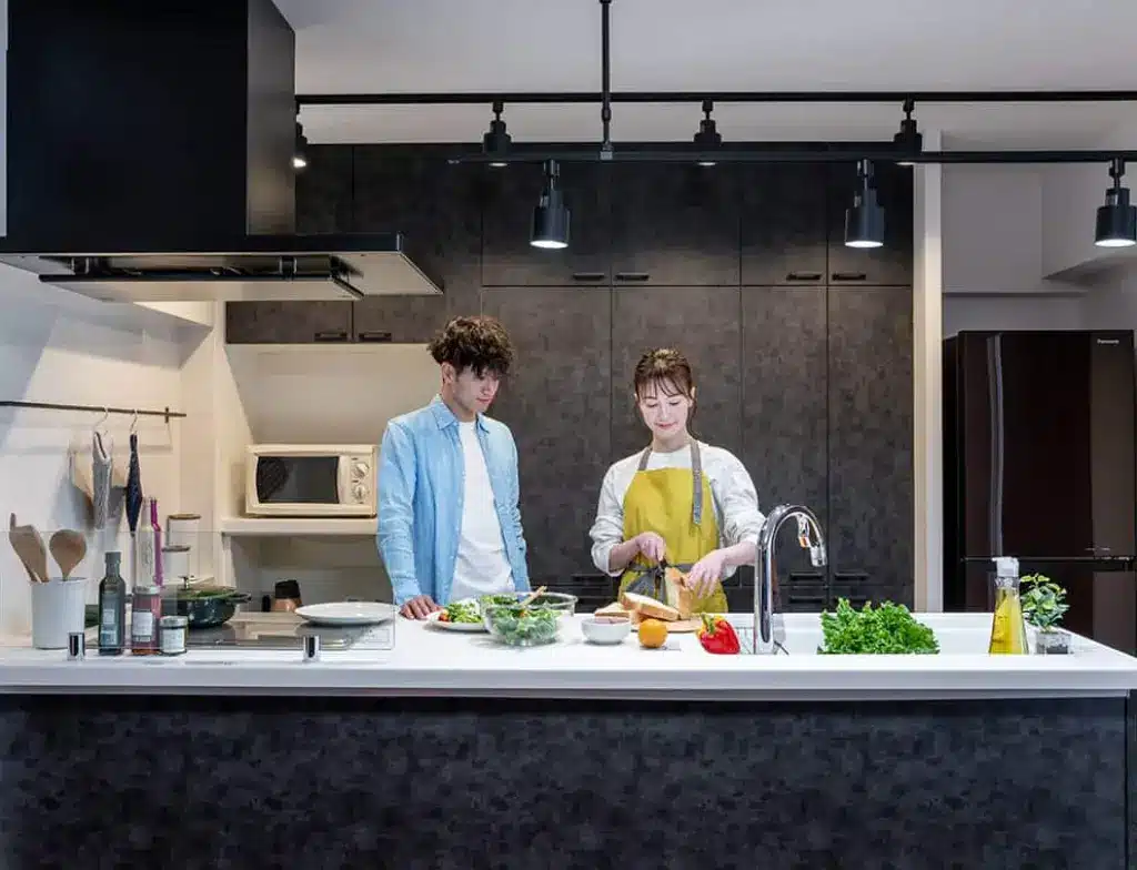 キッチンで料理をする夫婦