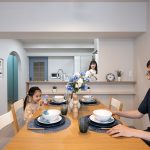 食事をする家族