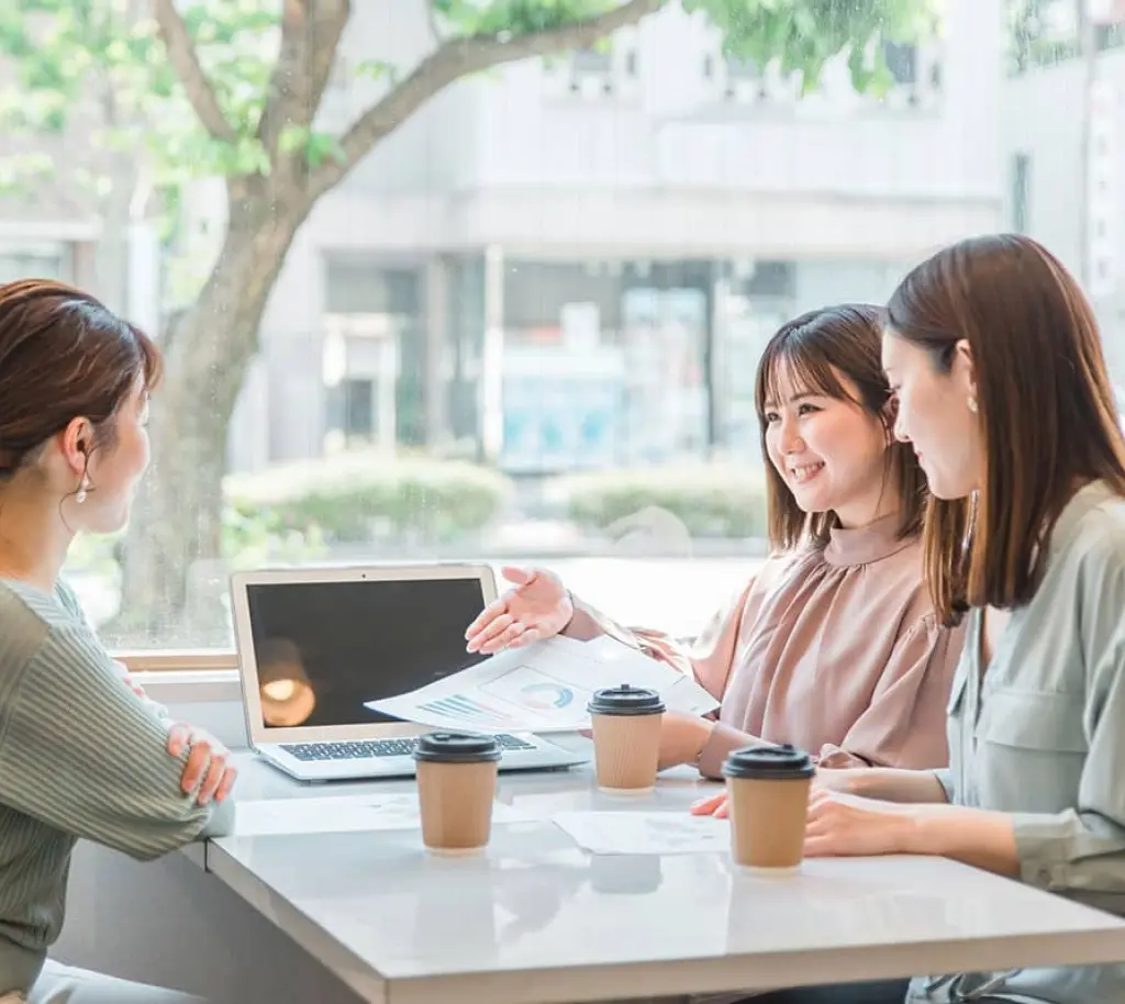 資料を見せて説明する女性