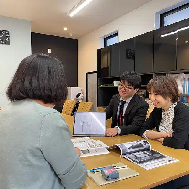 お客様に説明するスタッフ