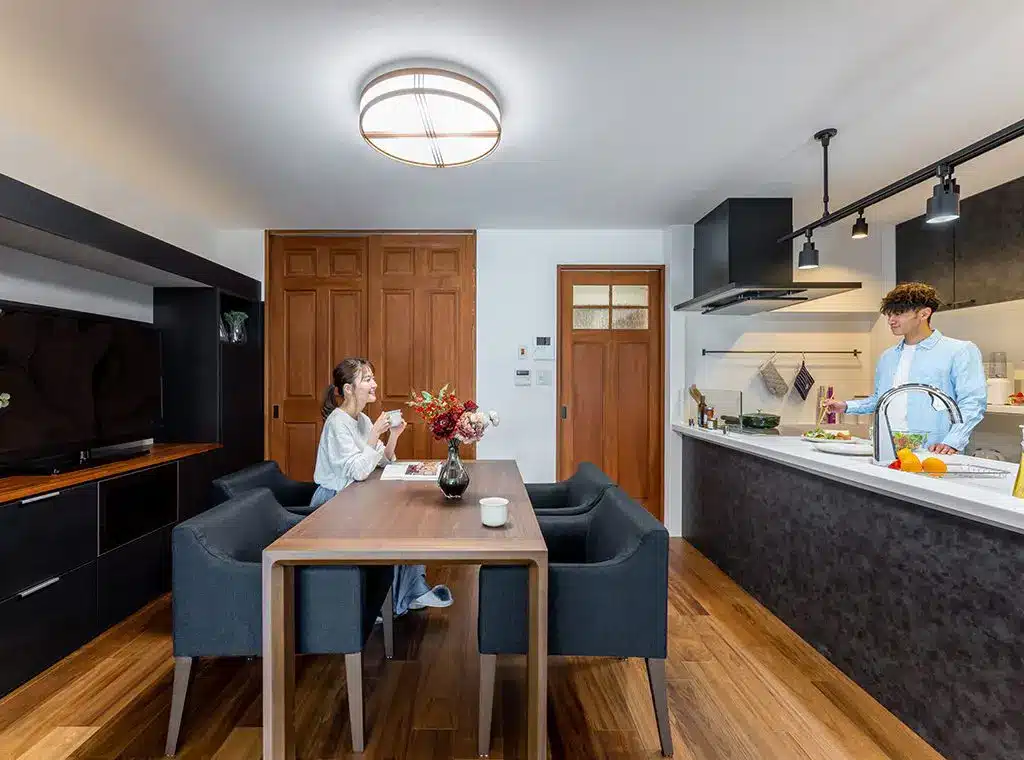 ダイニングキッチンで会話する夫婦