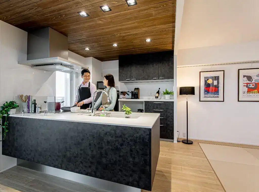 キッチンで料理をする夫婦