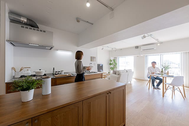 会話をする夫婦