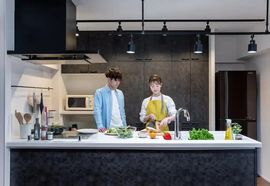 キッチンで料理をする夫婦