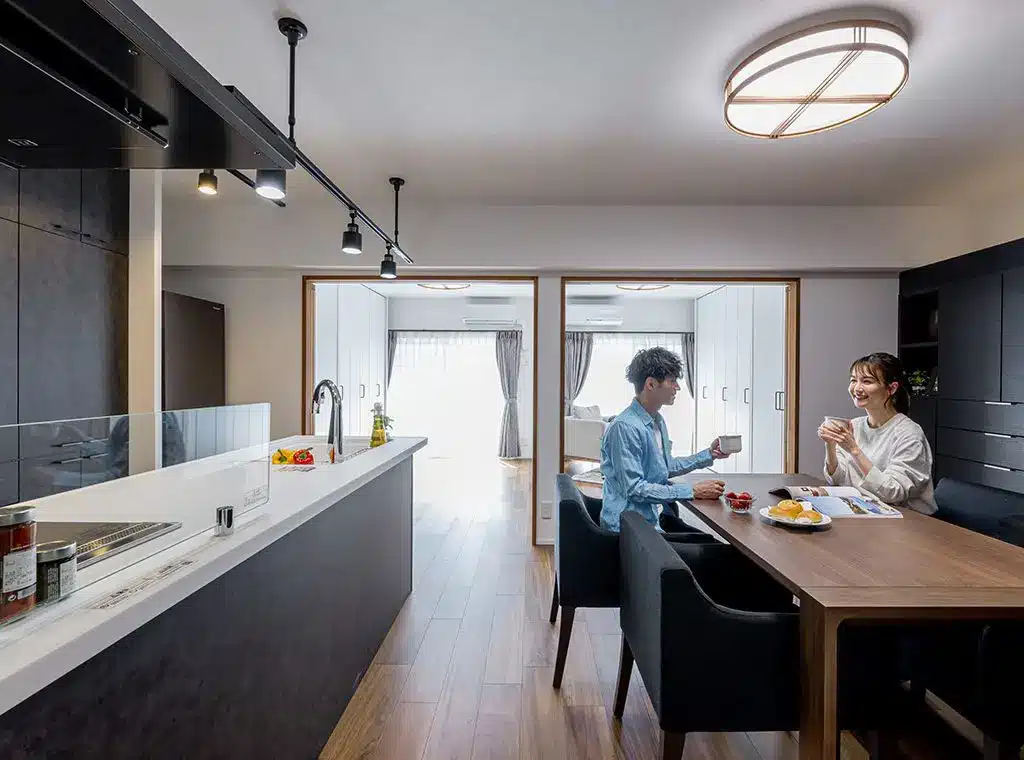 コーヒーを飲みながら会話する夫婦