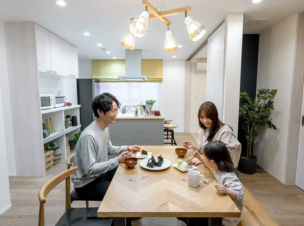 ダイニングで食事をする家族