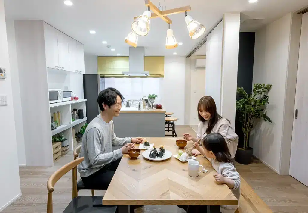 ダイニングで食事をする家族