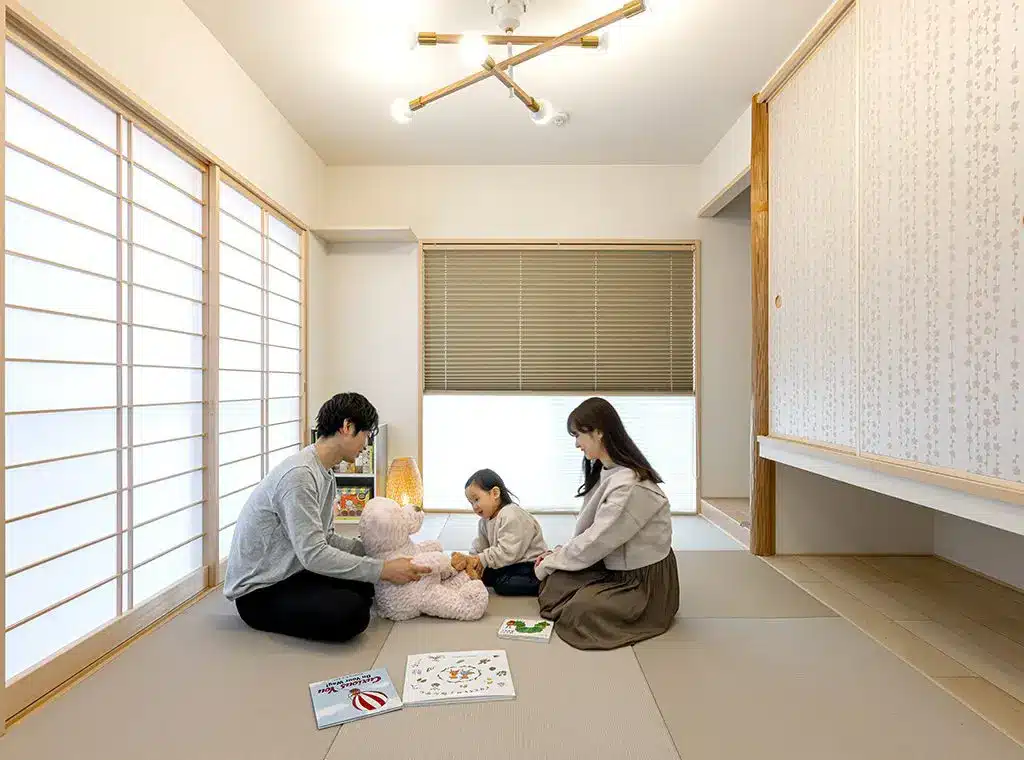 和室で遊ぶ親子