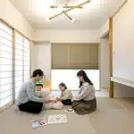 和室でくつろぐ家族