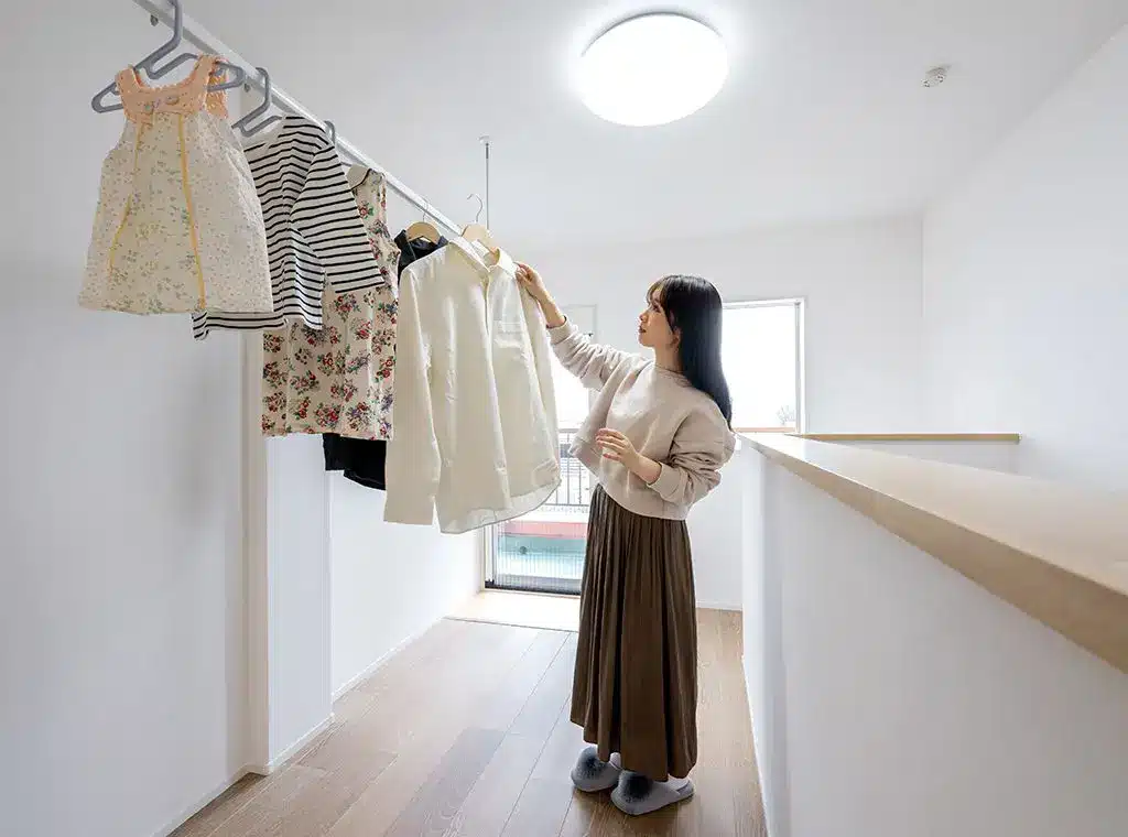 洗濯を干す女性