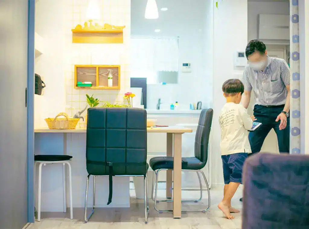 子供の話を聞く父親