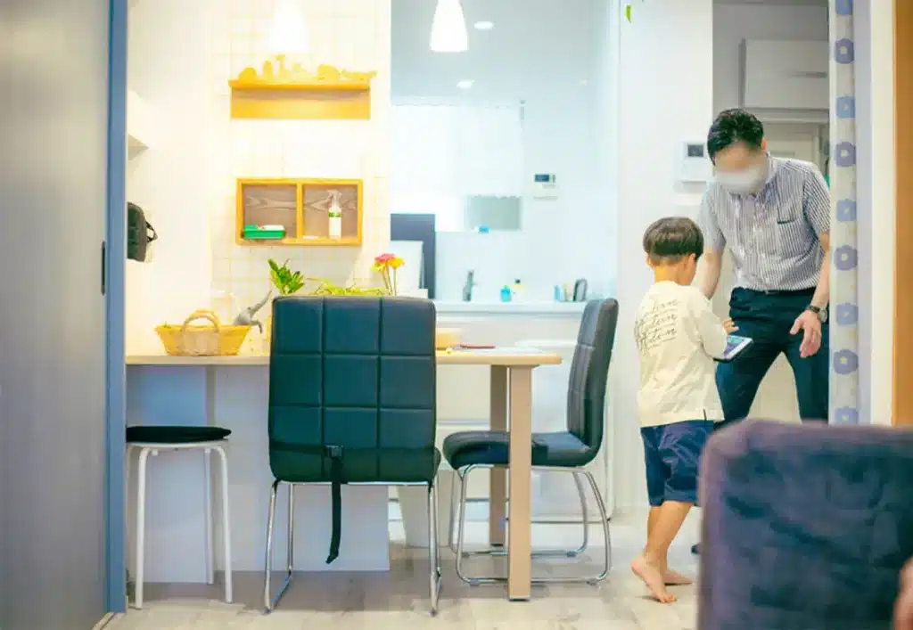 子供と話す父親 子供と話す父親