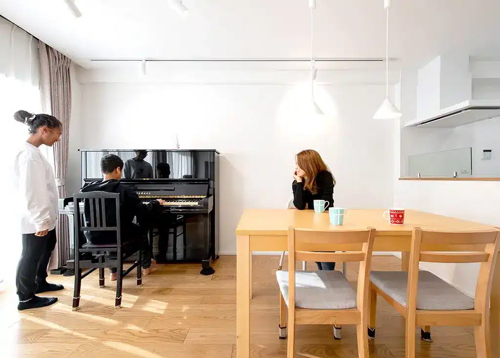 ピアノを弾く男の子を見守る家族