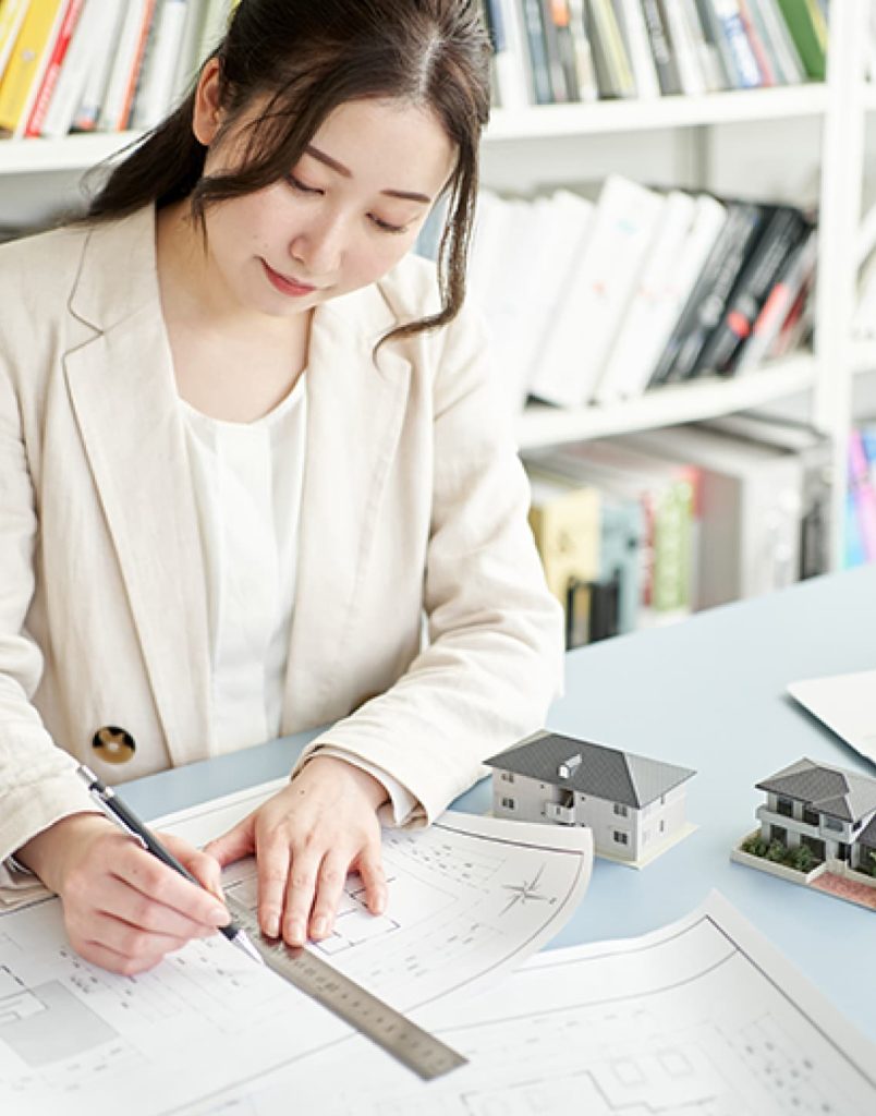 図面を書く女性