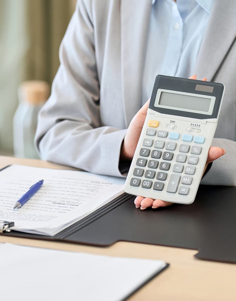 電卓を見せるスタッフ