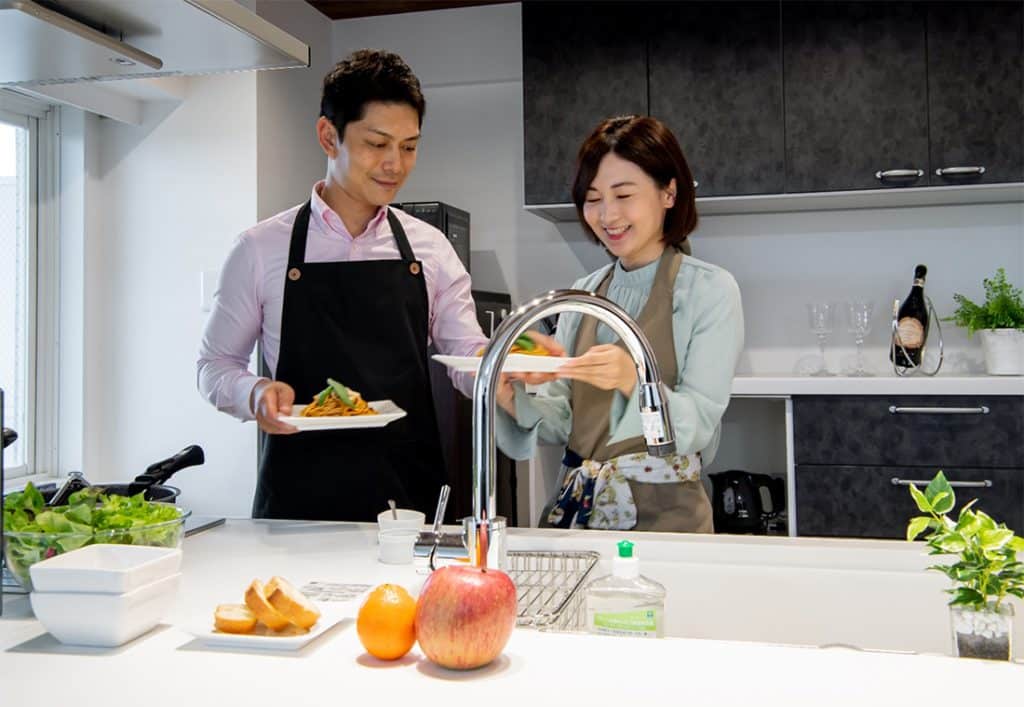 料理をする夫婦 料理をする夫婦