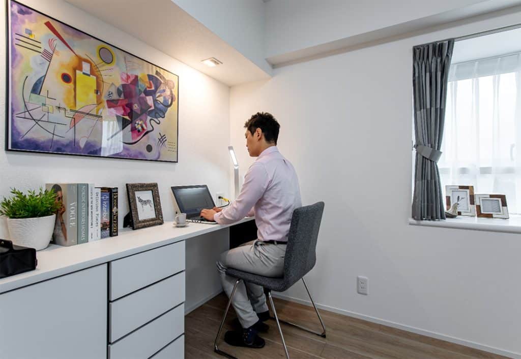 書斎で仕事をする男性 書斎で仕事をする男性